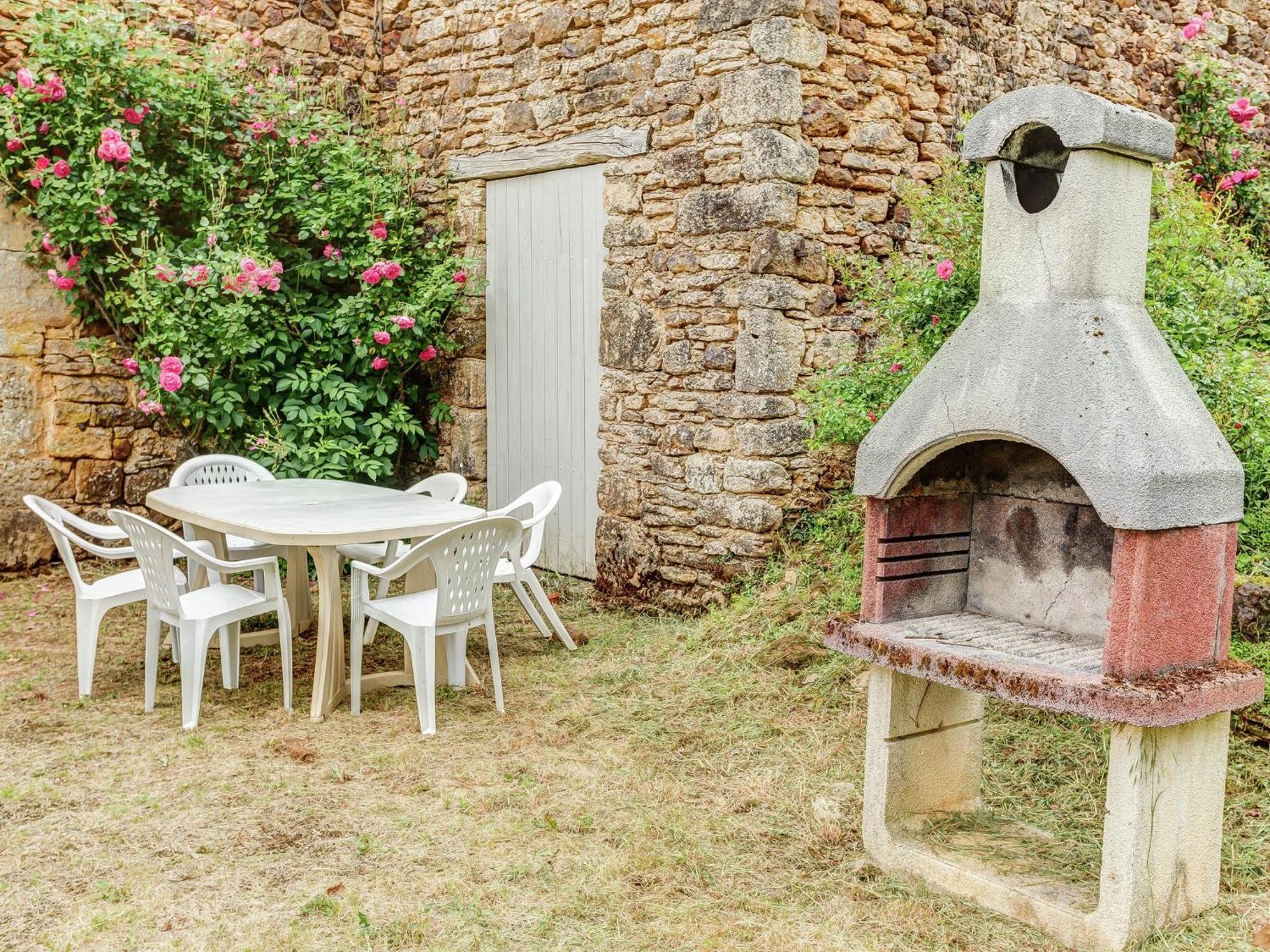 Cosy Holiday Home In Lantheuil With Garden Villefranche-du-Perigord Bagian luar foto